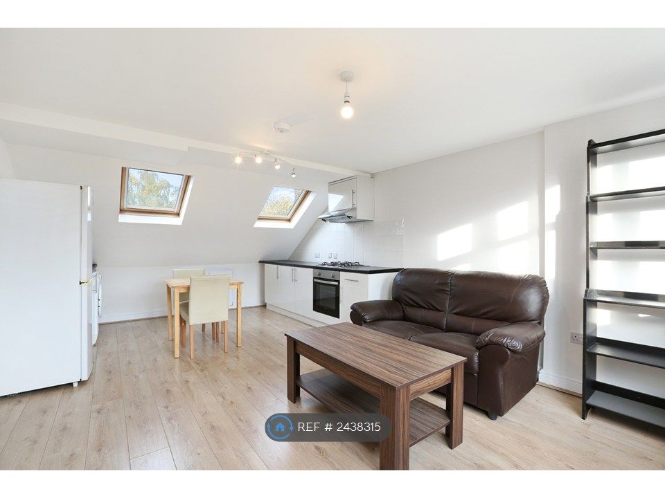 Property photo 2 of 9 Living Room / Kitchen