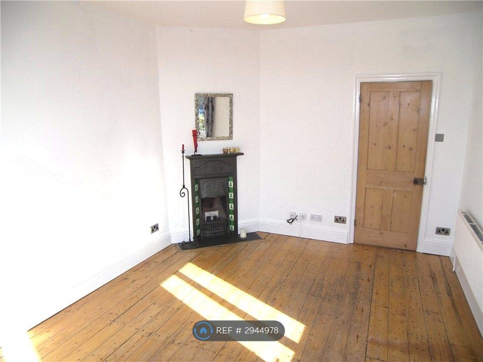 Property photo 3 of 18 Living Room