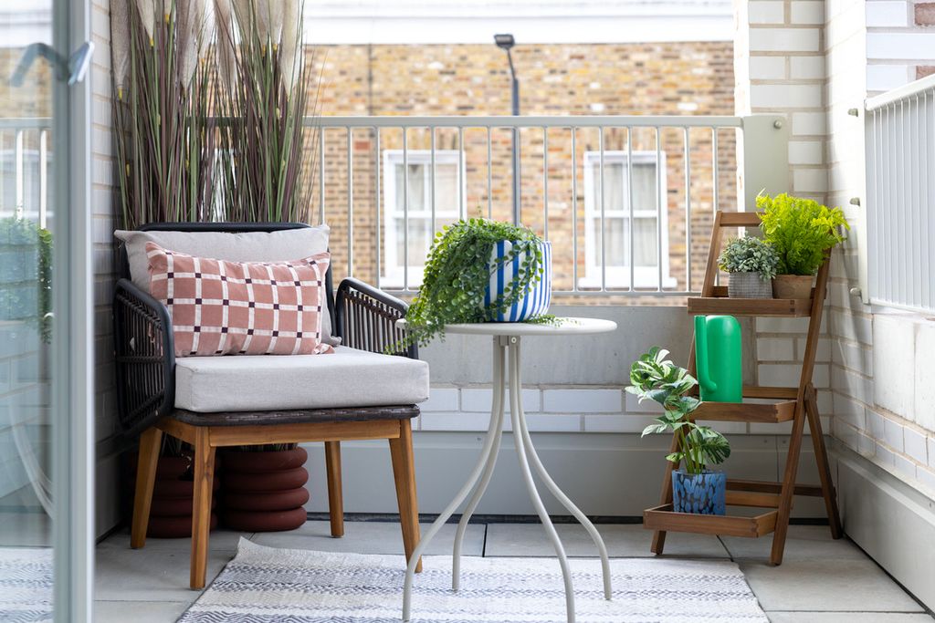 Property photo 3 of 12 Show Apartment