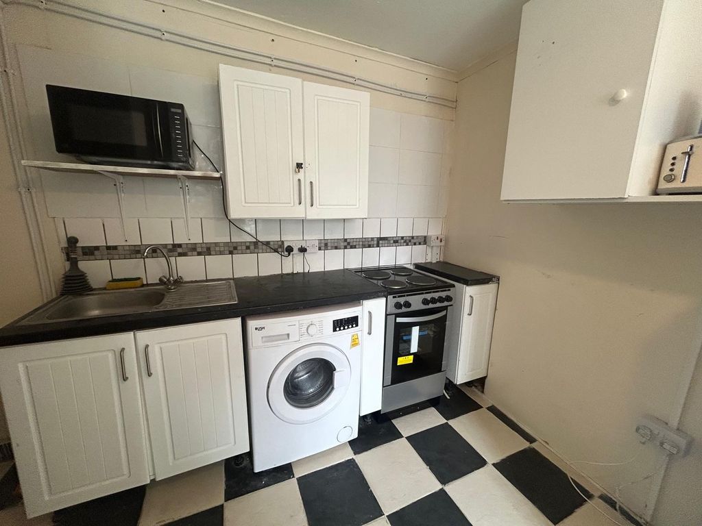 Property photo 1 of 7 Kitchen