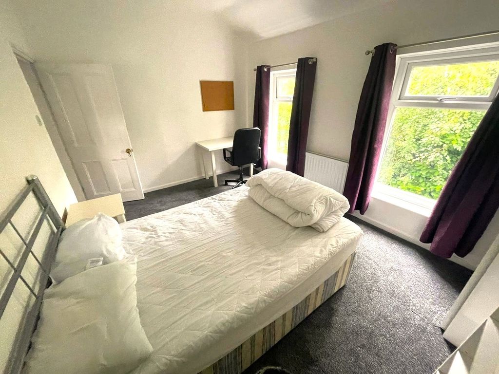 Property photo 3 of 7 A Bright And Inviting Double Bedroom With Ample Na...