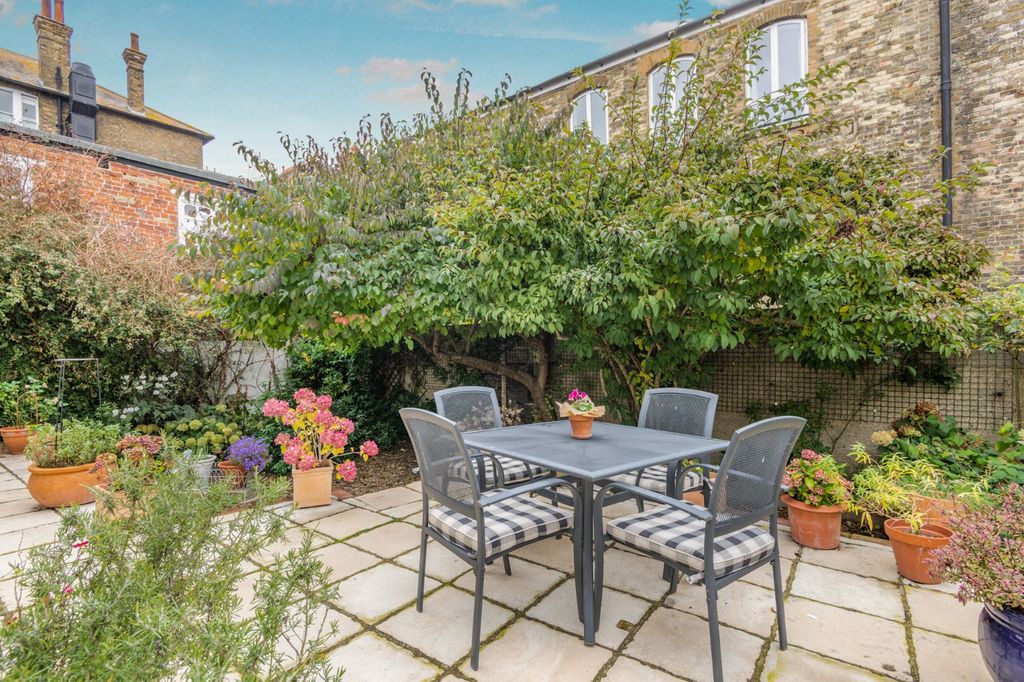 Property photo 3 of 11 Garden