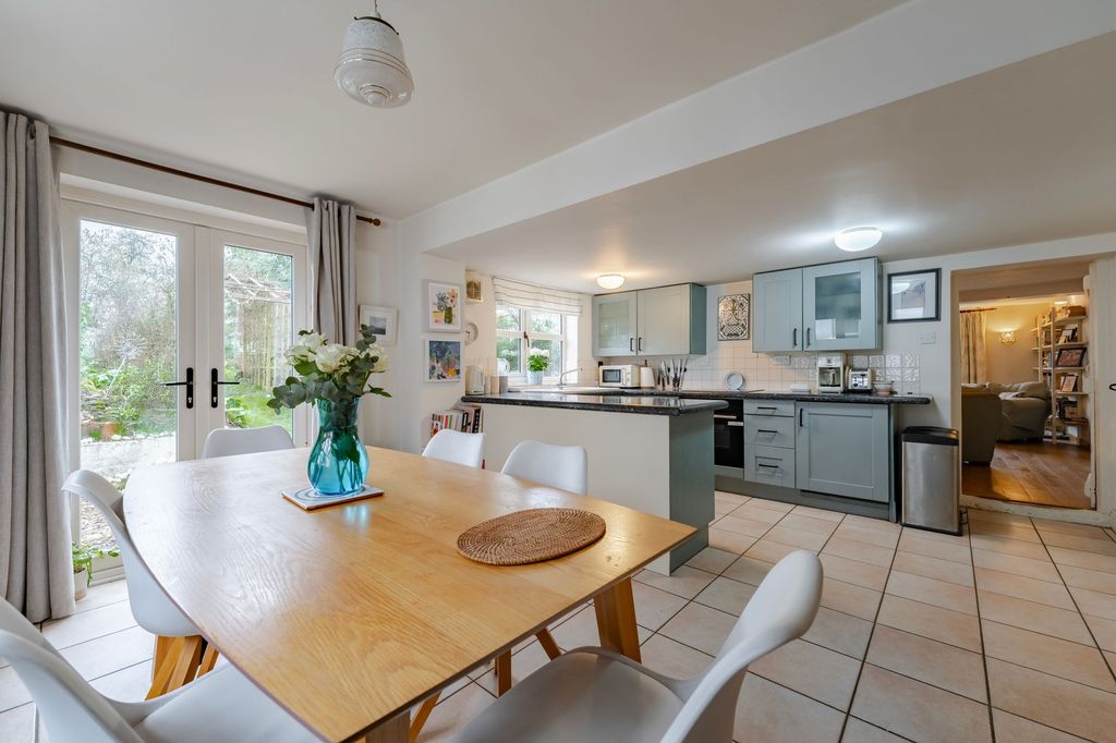 Property photo 2 of 31