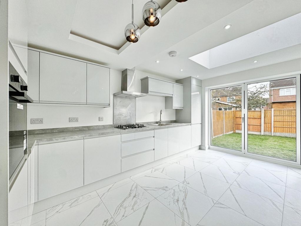 Property photo 3 of 27 25 Keswick Close, Birstall