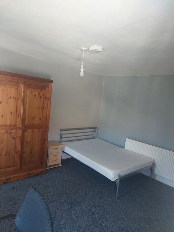 Property photo 1 of 4 Spacious Double Bedroom Featuring A Fitted Wardrob...