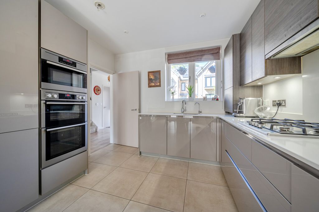 Property photo 2 of 20