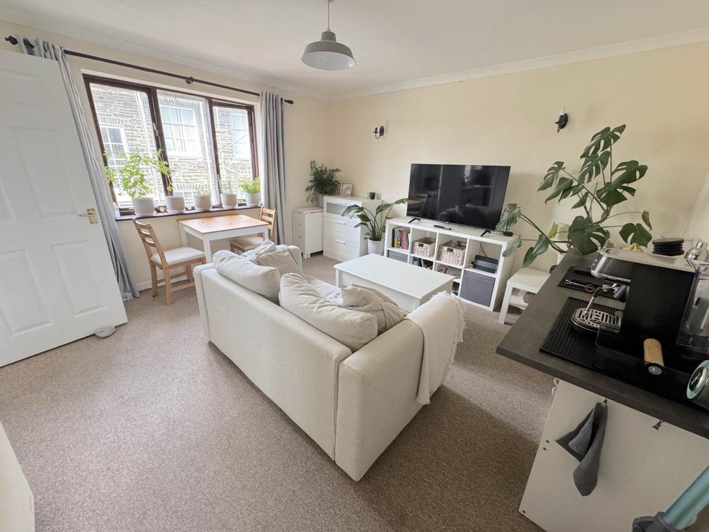 Property photo 3 of 10 Lounge