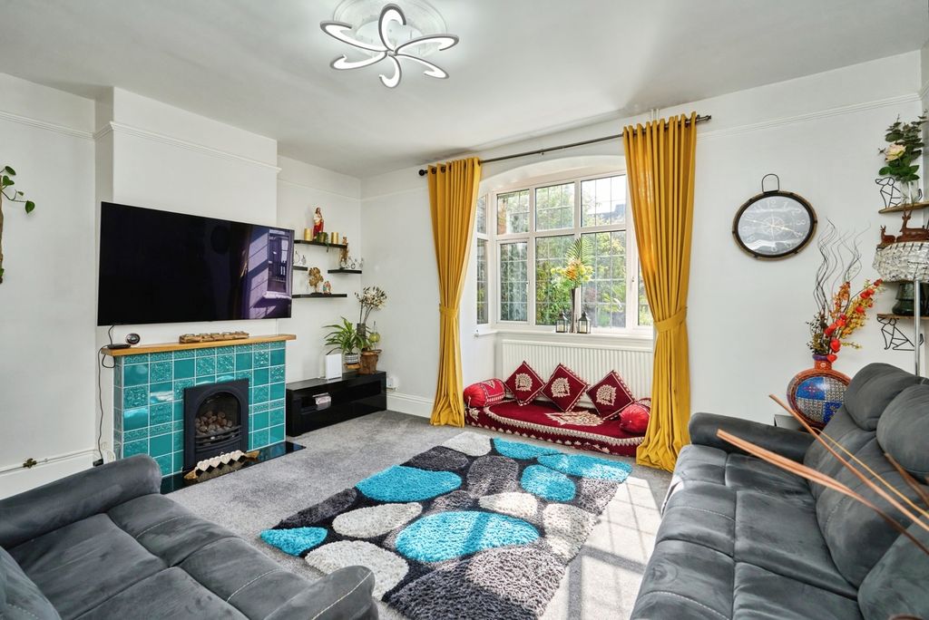 Property photo 3 of 28 Lounge