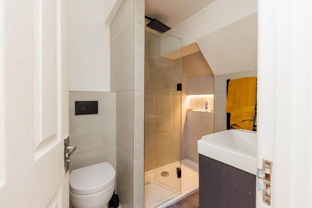 Property photo 3 of 11 Flat A 500 Gloucester Road-6.Jpg