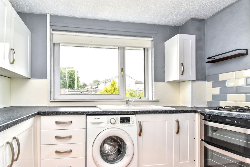Property photo 3 of 10 Kitchen