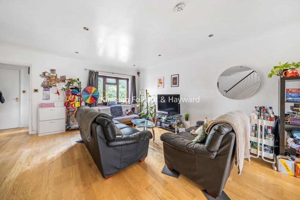 Property photo 3 of 17 3E461480-63B8-4E5E-A