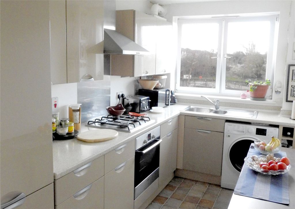 Property photo 3 of 11 Kitchen