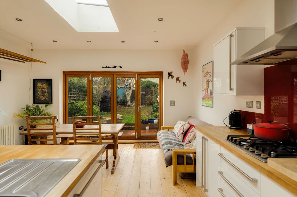 Property photo 2 of 25