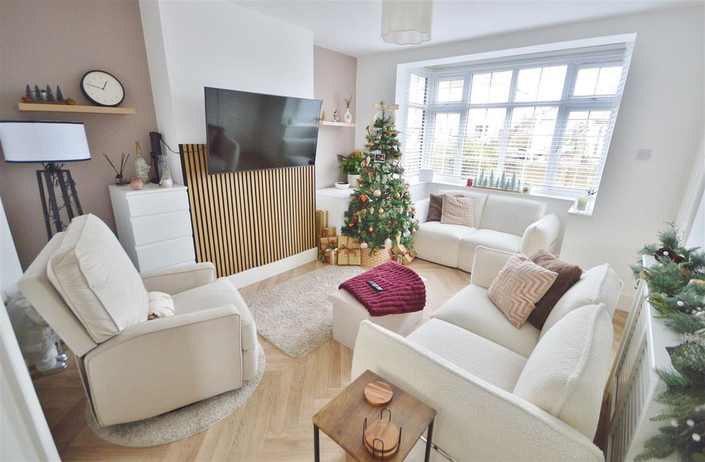 Property photo 2 of 13 Lounge