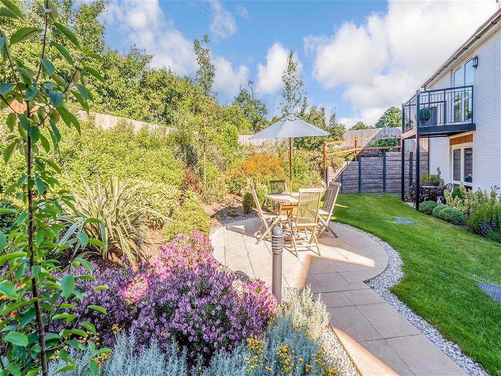 Property photo 1 of 9 Communal Gardens