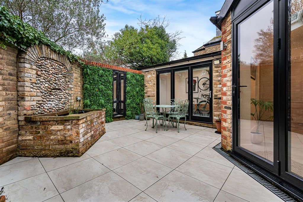 Property photo 3 of 24