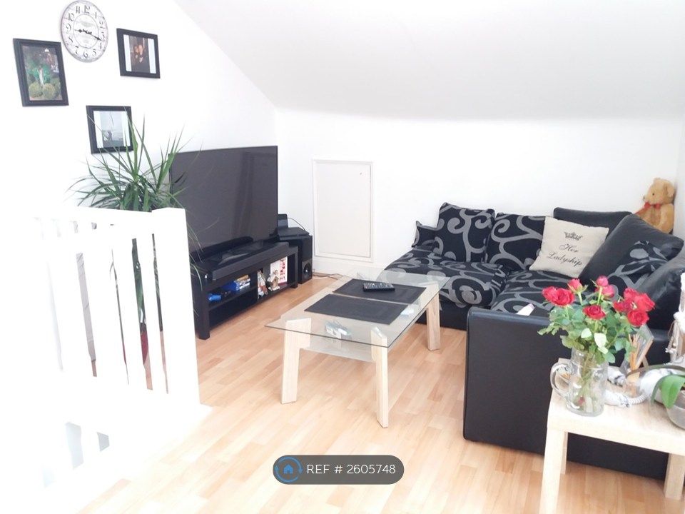 Property photo 1 of 7 Living Room