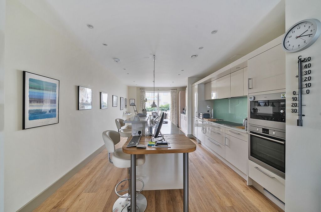 Property photo 2 of 26 1329283-6-687F990...