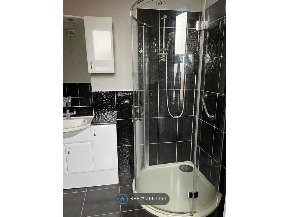 Property photo 2 of 21 Bathroom