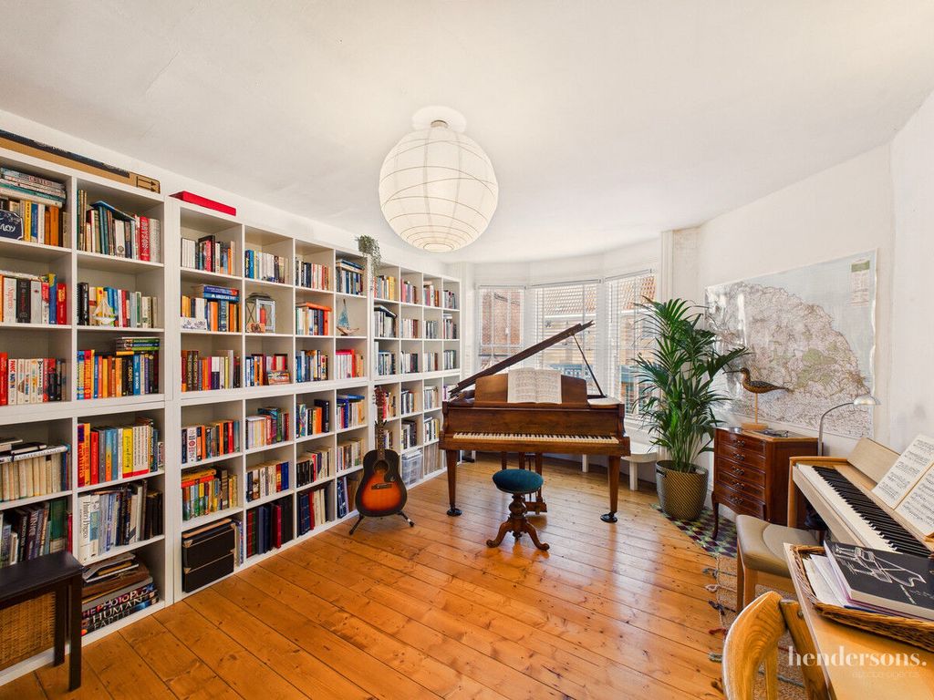 Property photo 2 of 33