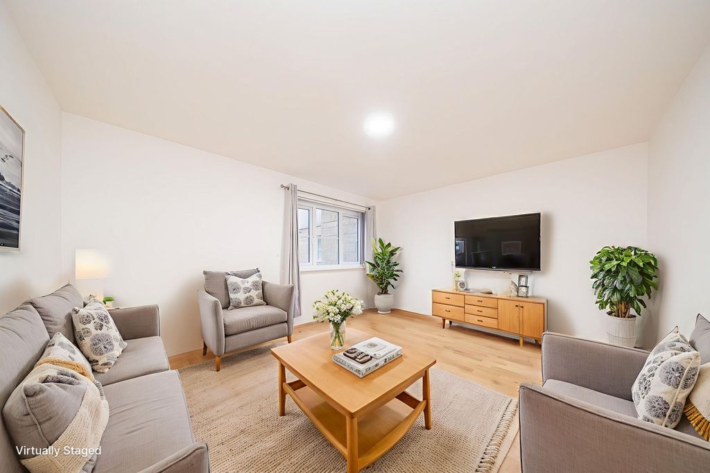 Property photo 2 of 12 Lounge