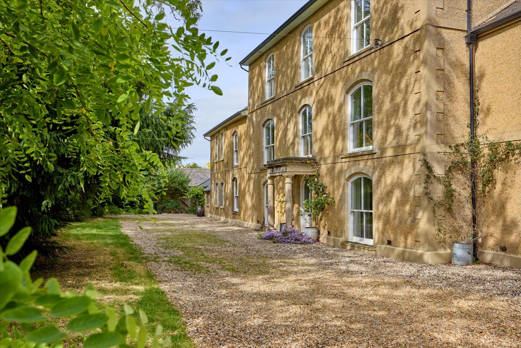 Property photo 2 of 19 Image