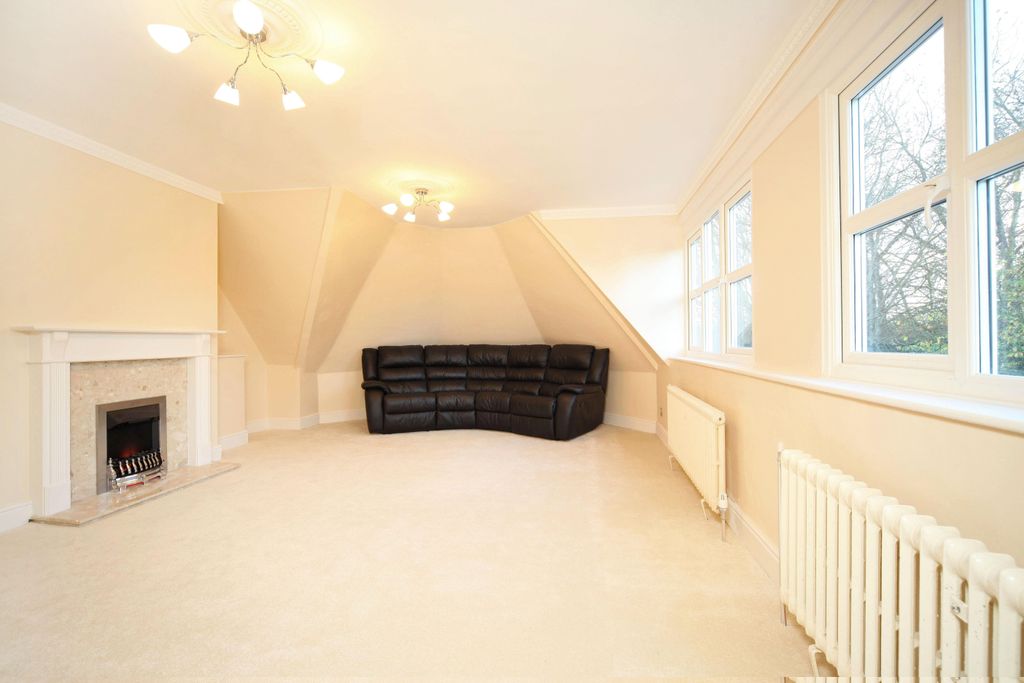Property photo 2 of 17 Lounge