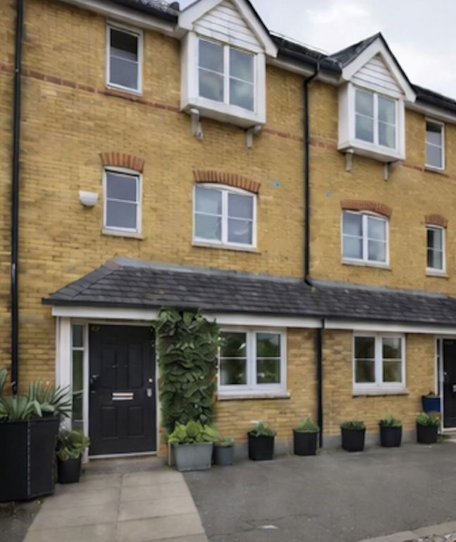 Property photo 1 of 6 Front Aspect