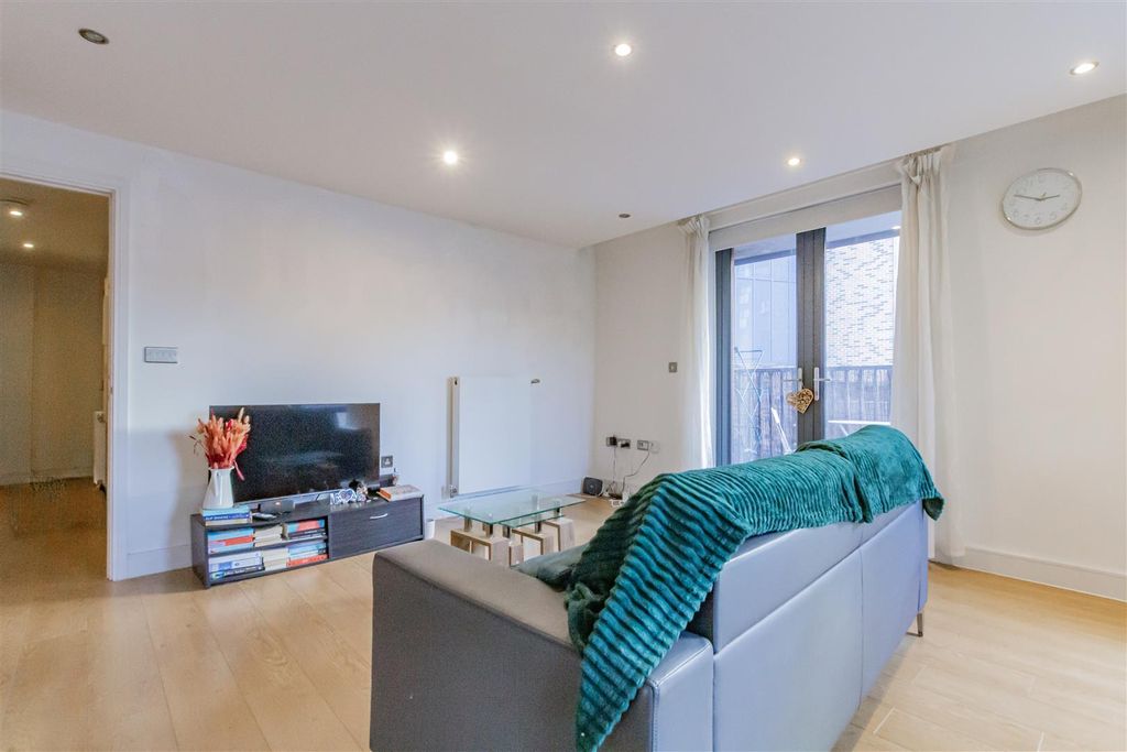 Property photo 3 of 11 Lounge