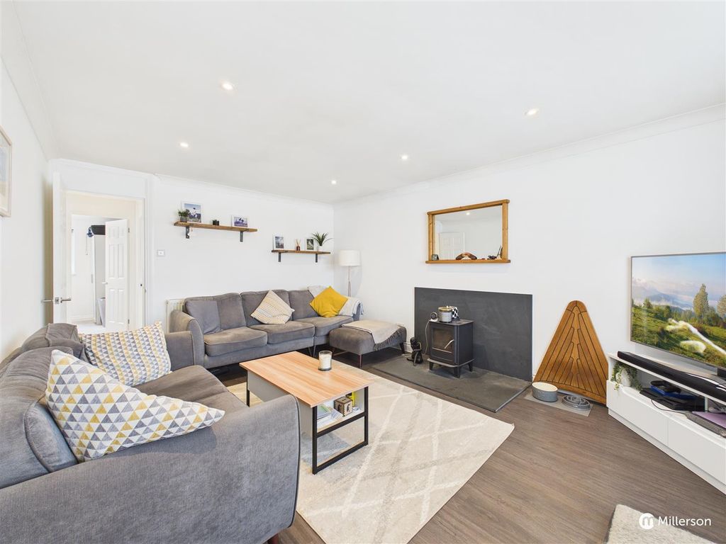 Property photo 2 of 18 Lounge