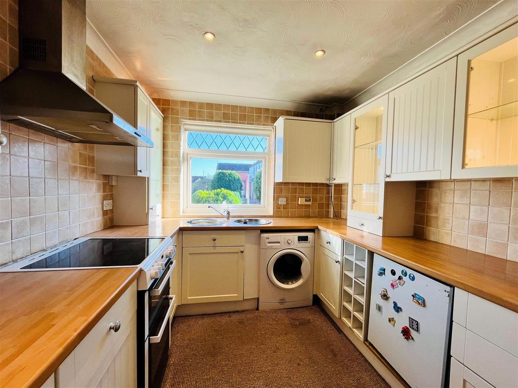 Property photo 3 of 15 Kitchennn.Jpg