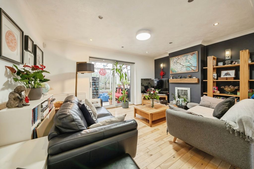 Property photo 2 of 14 Lounge