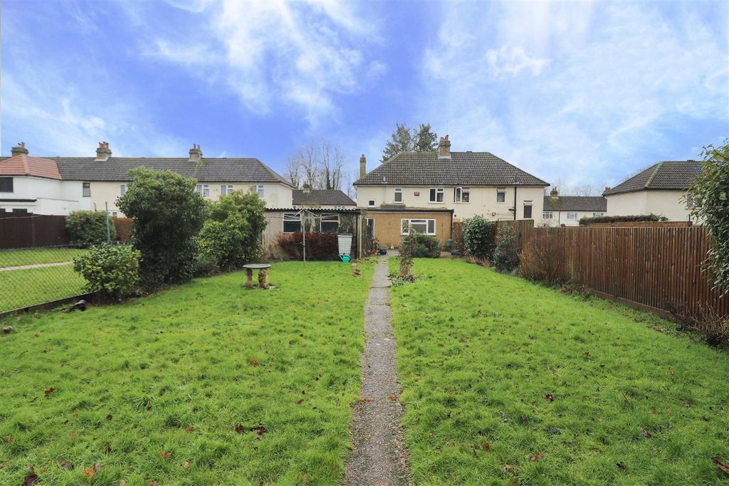 Property photo 2 of 12 Garden