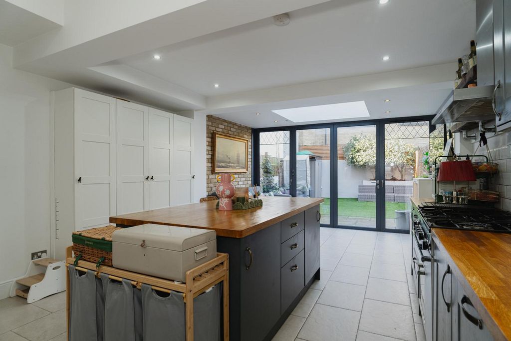 Property photo 3 of 34