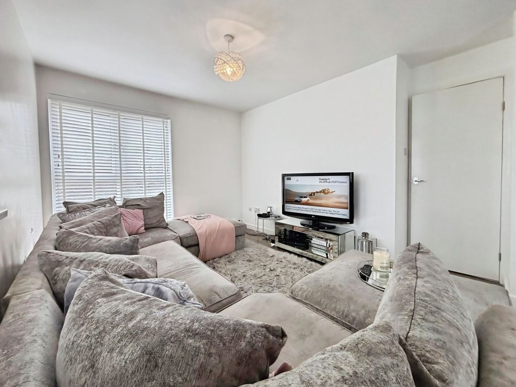 Property photo 2 of 16 4572404