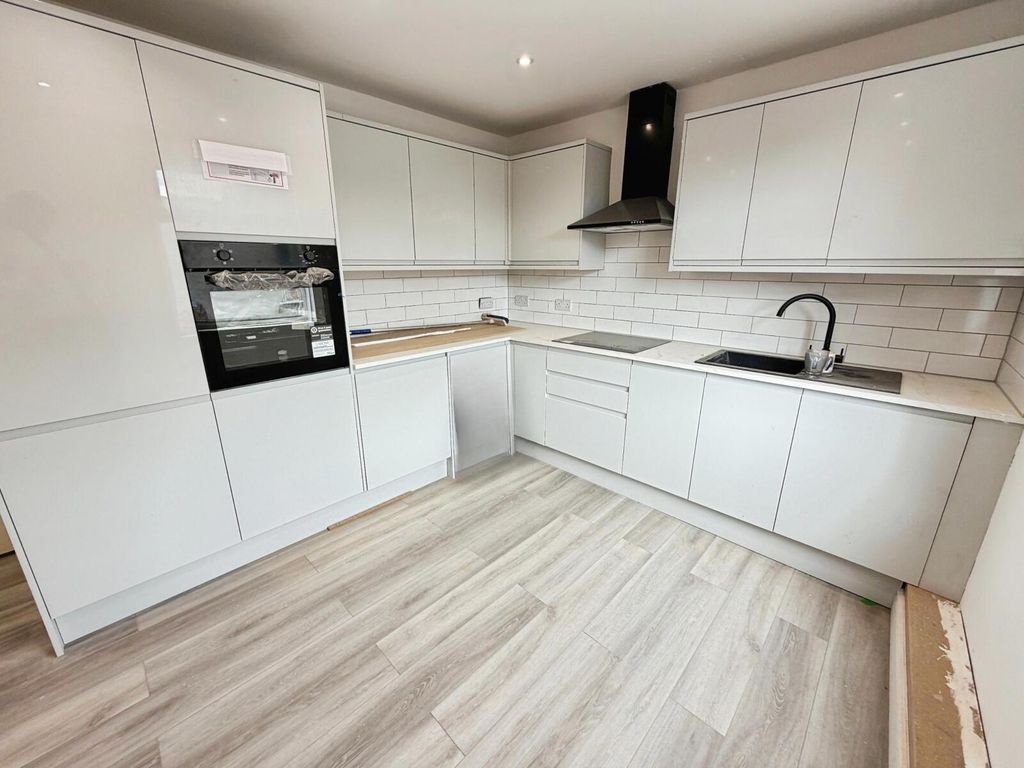 Property photo 2 of 7 Kitchen