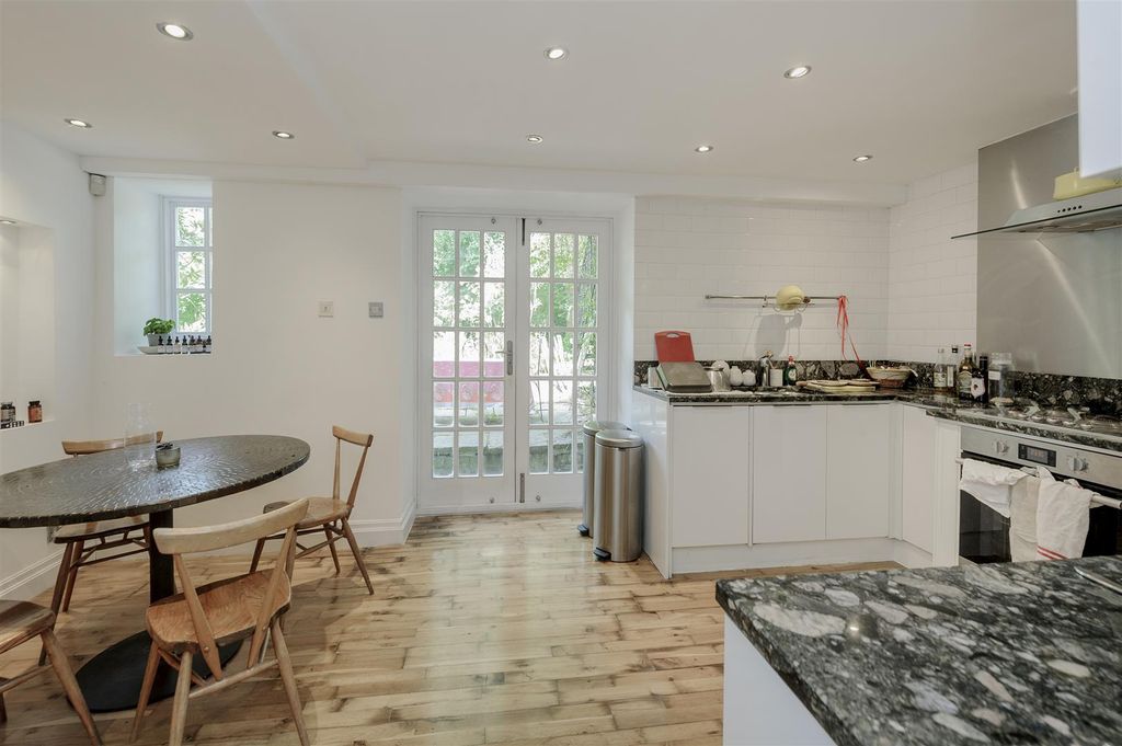 Property photo 3 of 7 Kitchen