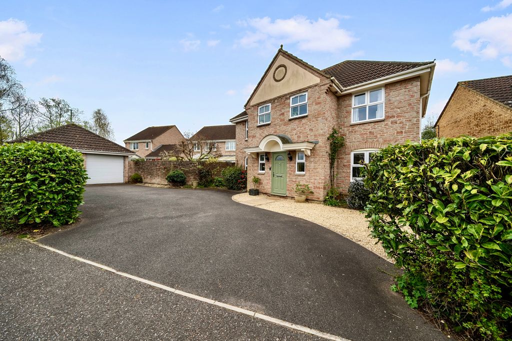 Property photo 1 of 22 .