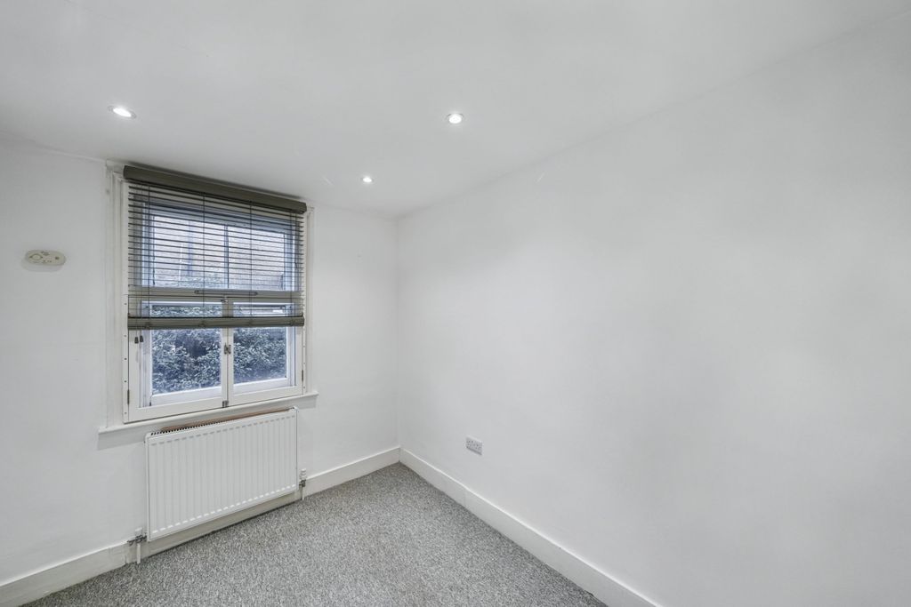 Property photo 3 of 12 First Floor Flat, 47A Lower Boston Road, Hanwell, London, W7 3Tp