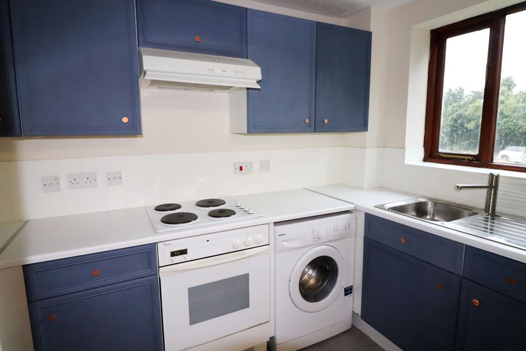 Property photo 3 of 9 Kitchen