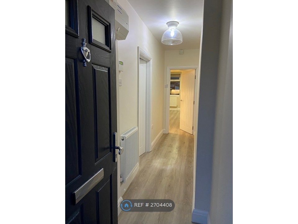 Property photo 2 of 14 Hallway