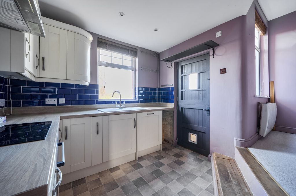 Property photo 3 of 11 1406367-11-698352...