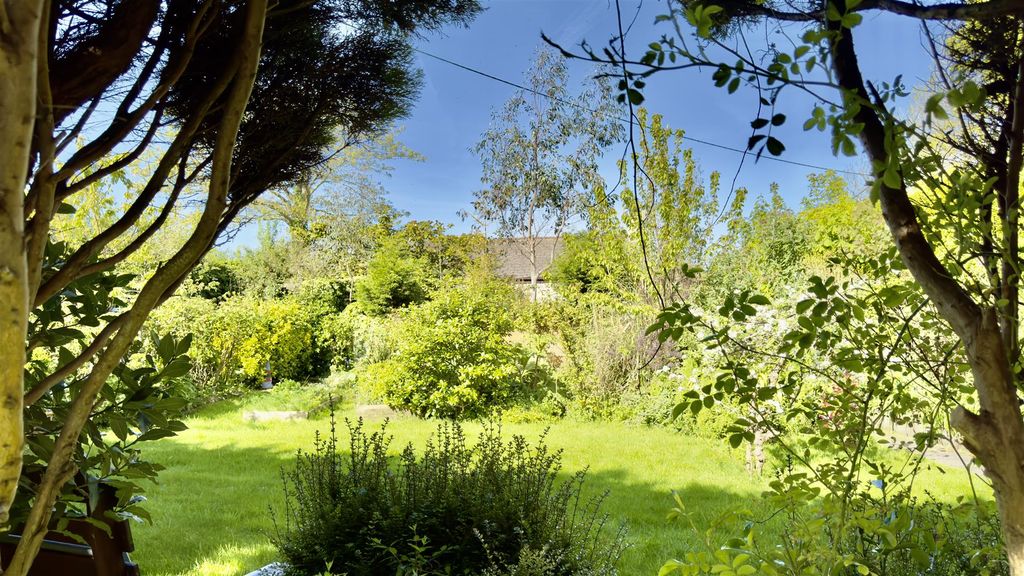 Property photo 2 of 24 Gardens