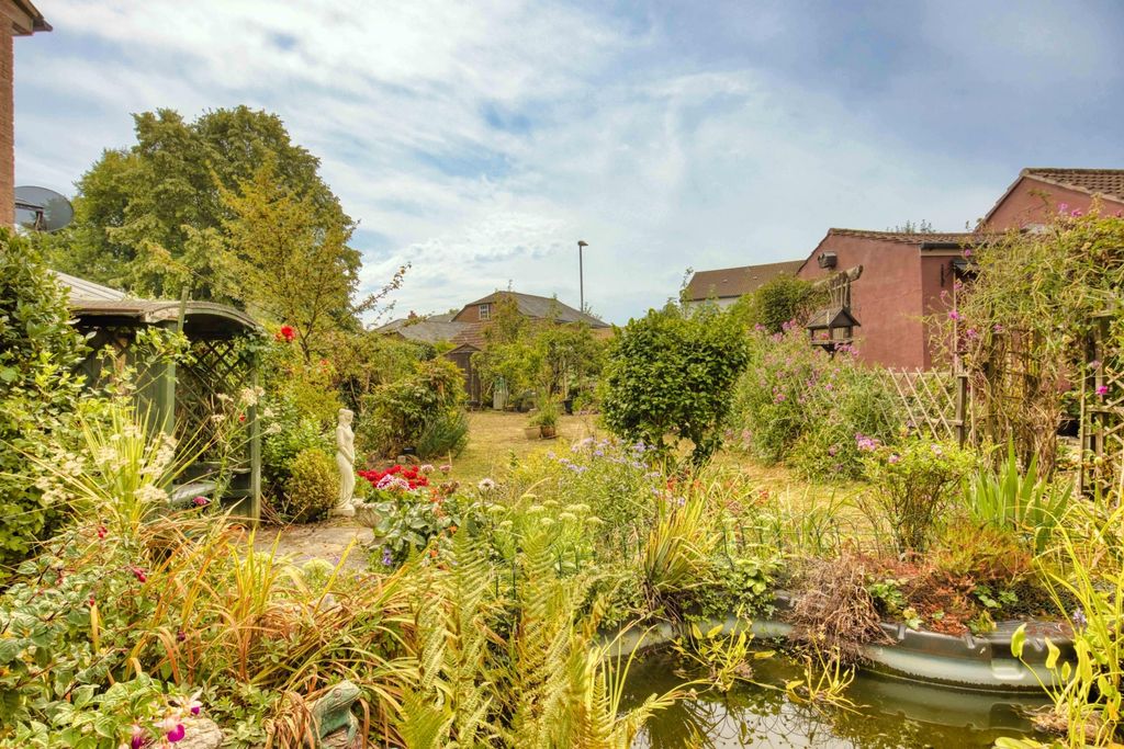 Property photo 2 of 22 Ewemove Taunton Millers Way (3)