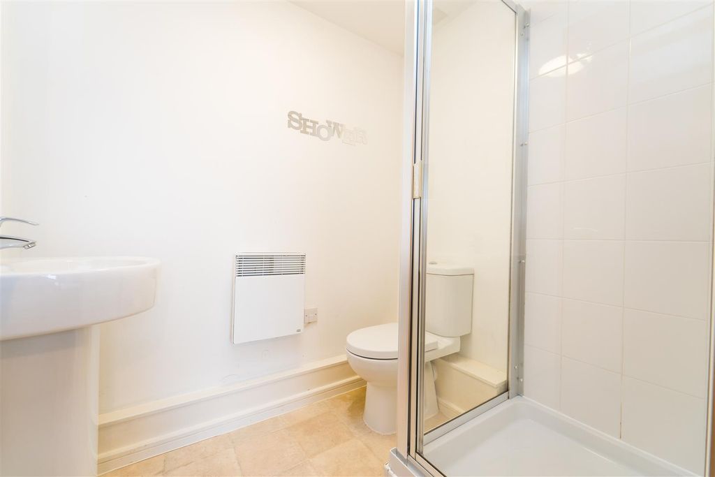 Property photo 2 of 9 En-Suite