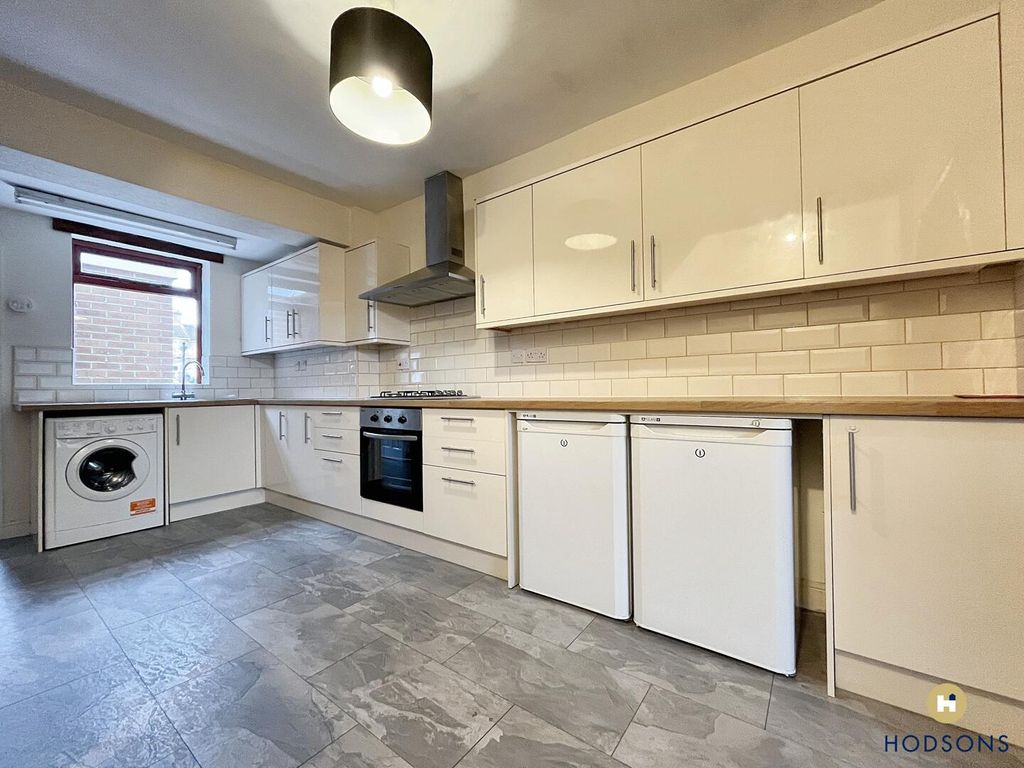 Property photo 3 of 8 Kitchen