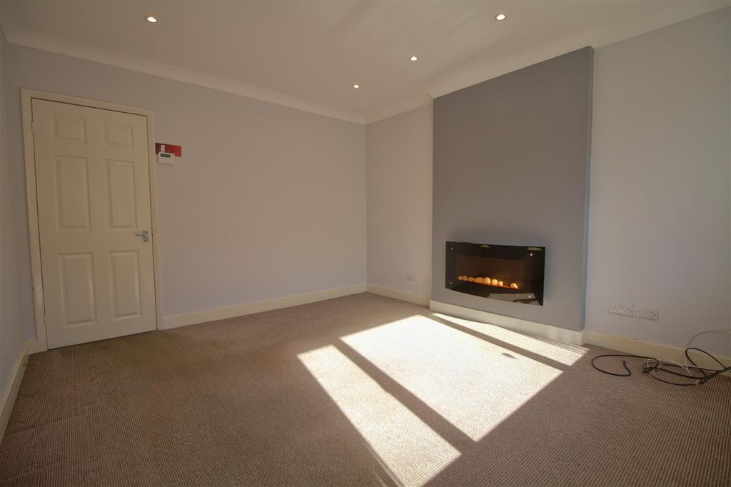 Property photo 2 of 8 Lounge.Jpg