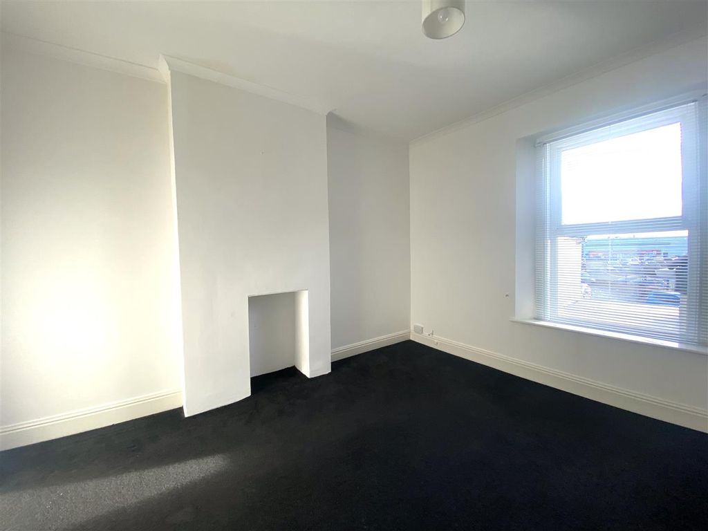 Property photo 3 of 10 Living.Jpeg