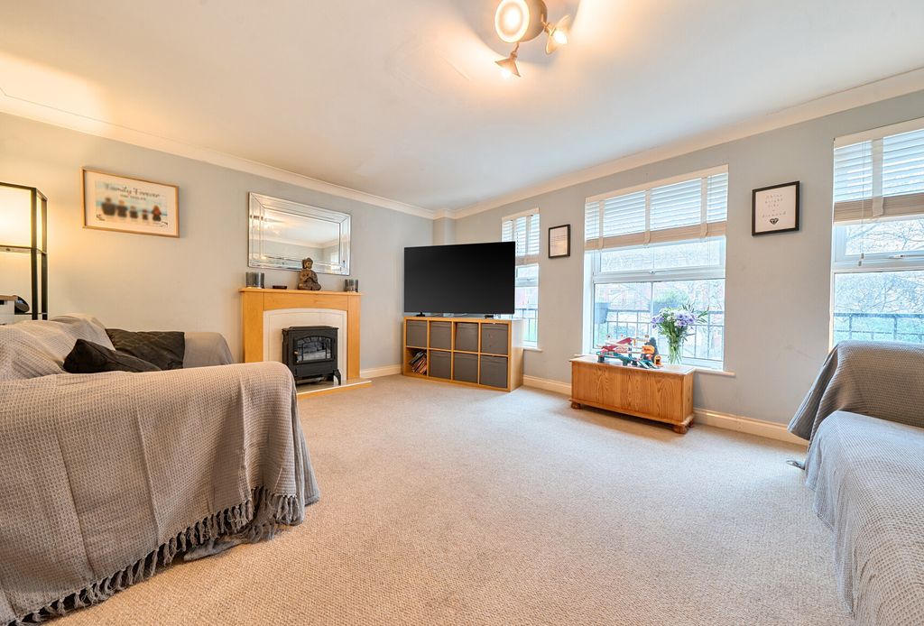 Property photo 2 of 17 Main Lounge