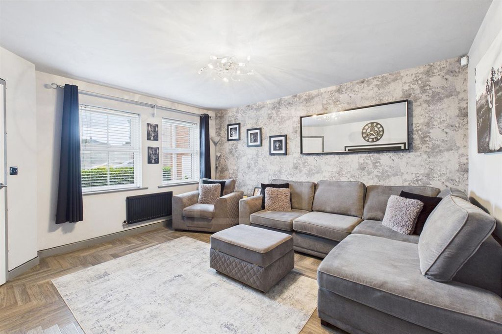 Property photo 2 of 15 Lounge